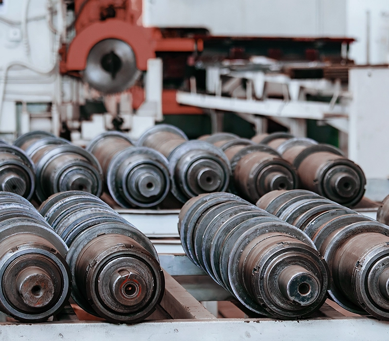 Varias piezas mecánicas en una mesa